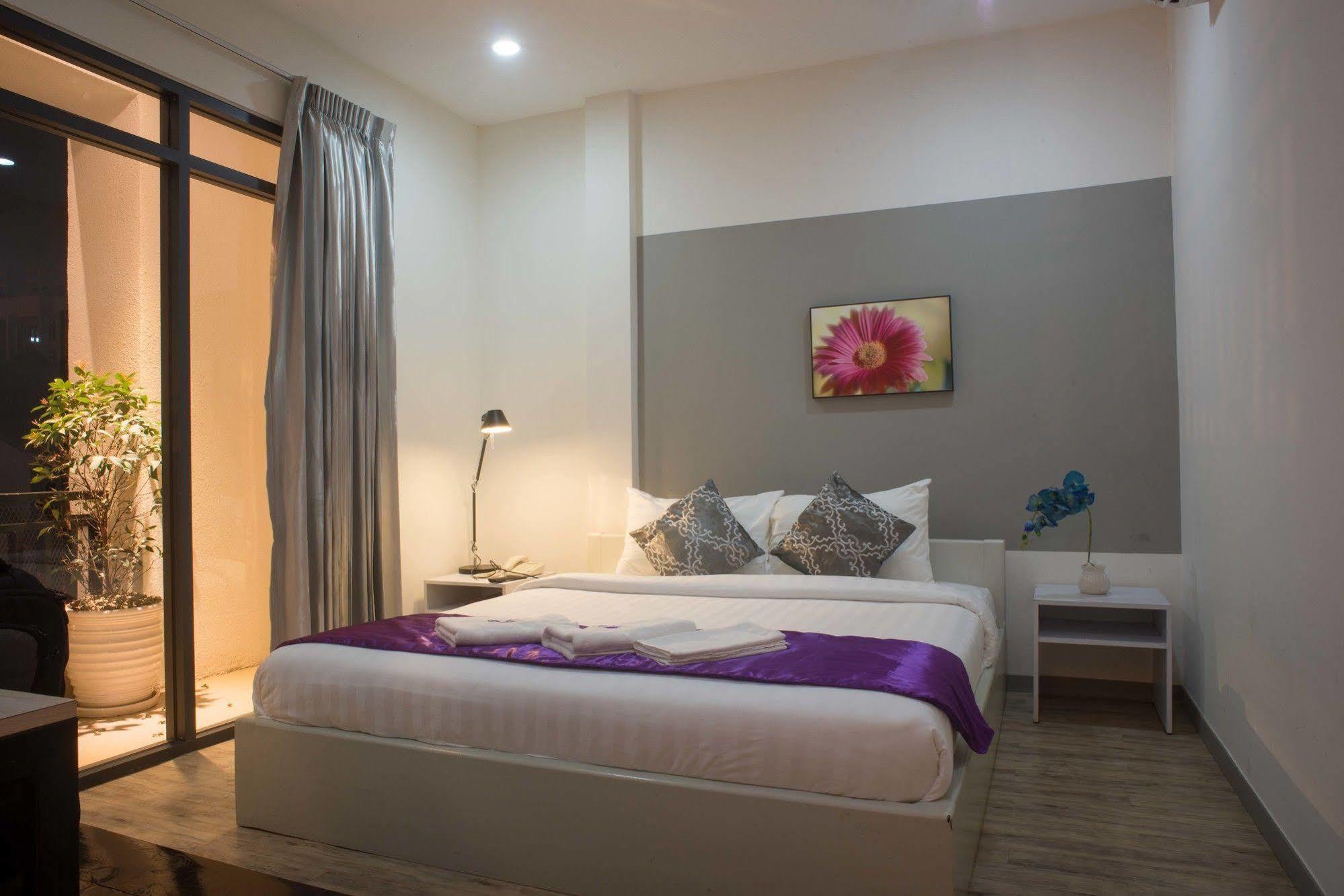 White Residence Hotel & Apartment Phnom Penh Extérieur photo